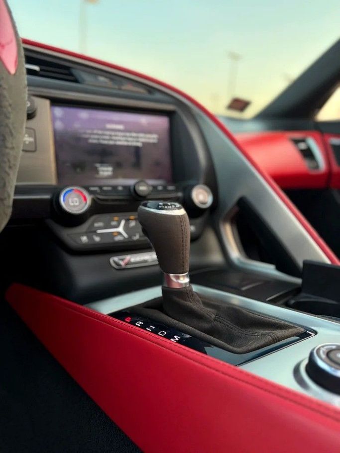 Подержанный Chevrolet Corvette C7, 6.2 л, 2019 в Шардже от Al Fakhamah Used Cars Синий цвет. Американская | AUTO.AE