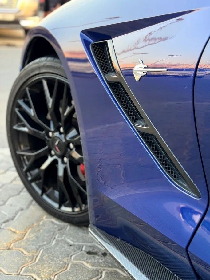 Подержанный Chevrolet Corvette C7, 6.2 л, 2019 в Шардже от Al Fakhamah Used Cars Синий цвет. Американская | AUTO.AE