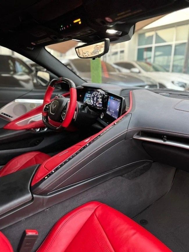 مستعملة Chevrolet Corvette 3LT C8, 6.2 l, 2021 في في الشارقة من Noor Al Seyoh Used Cars، اللون أبيض. المواصفات الأمريكية | AUTO.AE