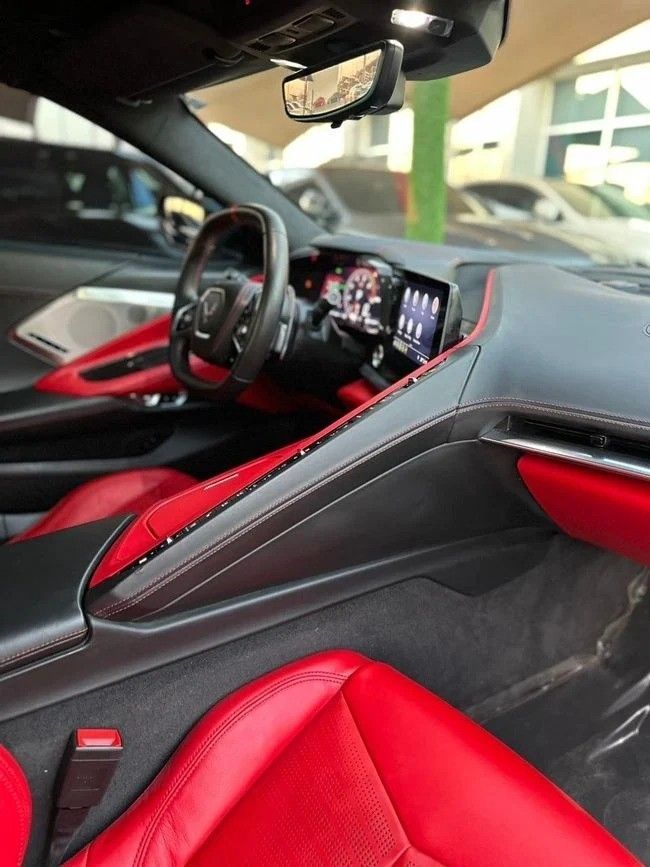 مستعملة Chevrolet Corvette 3LT C8, 6.2 l, 2020 في في الشارقة من Noor Al Seyoh Used Cars، اللون أسود. مواصفات الخليج | AUTO.AE