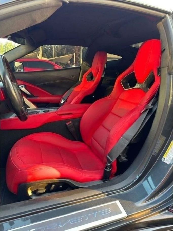 Подержанный Chevrolet Corvette C7, 6.2 л, 2018 в Шардже от Noor Al Seyoh Used Cars Серый цвет. GCC | AUTO.AE