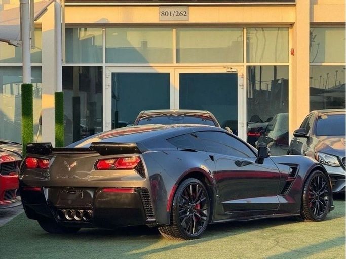 Подержанный Chevrolet Corvette C7, 6.2 л, 2018 в Шардже от Noor Al Seyoh Used Cars Серый цвет. GCC | AUTO.AE