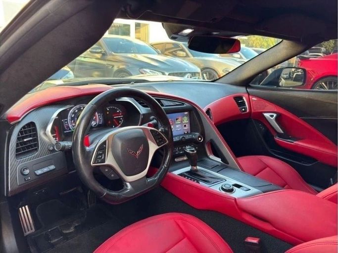 Подержанный Chevrolet Corvette C7, 6.2 л, 2018 в Шардже от Noor Al Seyoh Used Cars Серый цвет. GCC | AUTO.AE