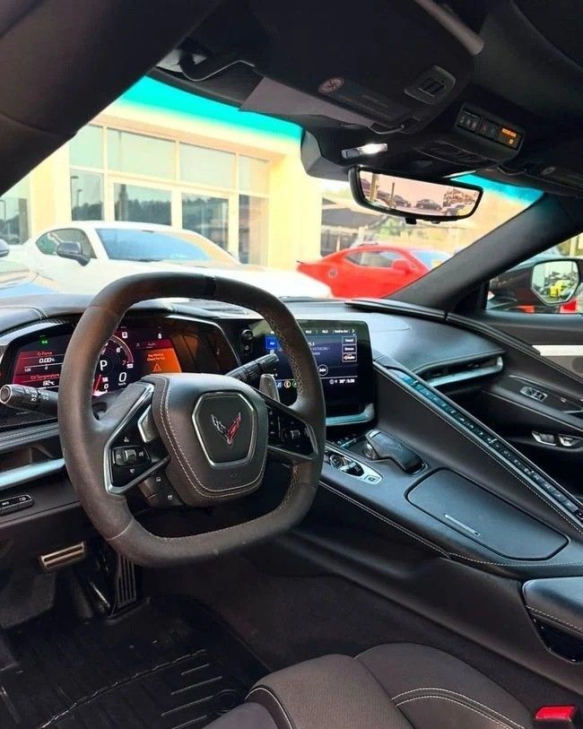 Подержанный Chevrolet Corvette Stingray C8, 6.2 л, 2021 в Шардже от Noor Al Seyoh Used Cars Оранжевый цвет. Американская | AUTO.AE