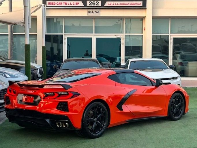 Подержанный Chevrolet Corvette Stingray C8, 6.2 л, 2021 в Шардже от Noor Al Seyoh Used Cars Оранжевый цвет. Американская | AUTO.AE