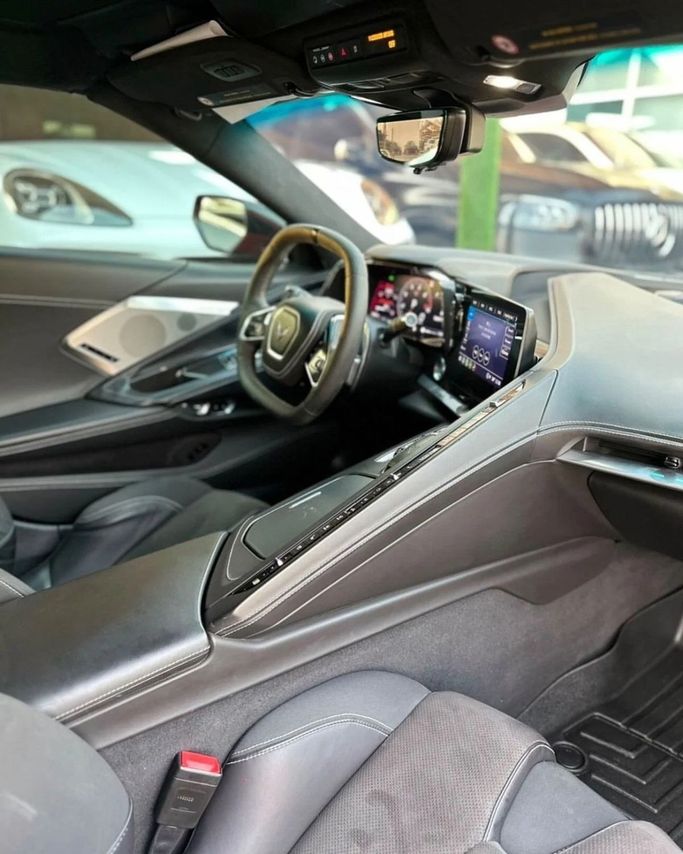 Подержанный Chevrolet Corvette Stingray C8, 6.2 л, 2021 в Шардже от Noor Al Seyoh Used Cars Оранжевый цвет. Американская | AUTO.AE