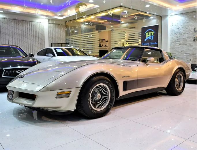 Подержанный Chevrolet Corvette C3, 5.7 л, 1982 в Шардже от Honey Jidosha Used Cars Tr. Золотистый цвет. Американская | AUTO.AE | Объявление #273349