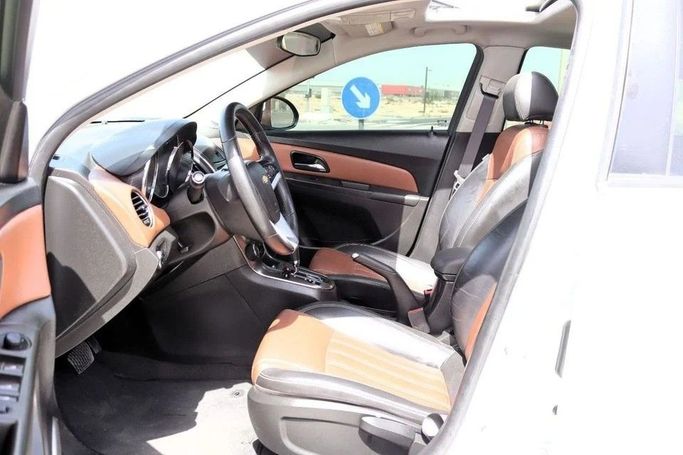 Подержанный Chevrolet Cruze II, 1.4 л, 2017 в Шардже от Al Sayed Khamis Used Cars Белый цвет. GCC | AUTO.AE