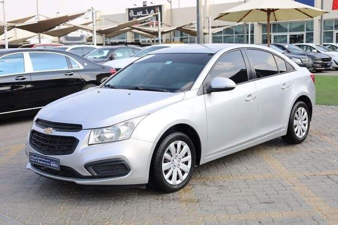 Подержанный Chevrolet Cruze I Рестайлинг, 1.8 л, 2016 в Шардже от OMC Used Cars Серебристый цвет. GCC | AUTO.AE