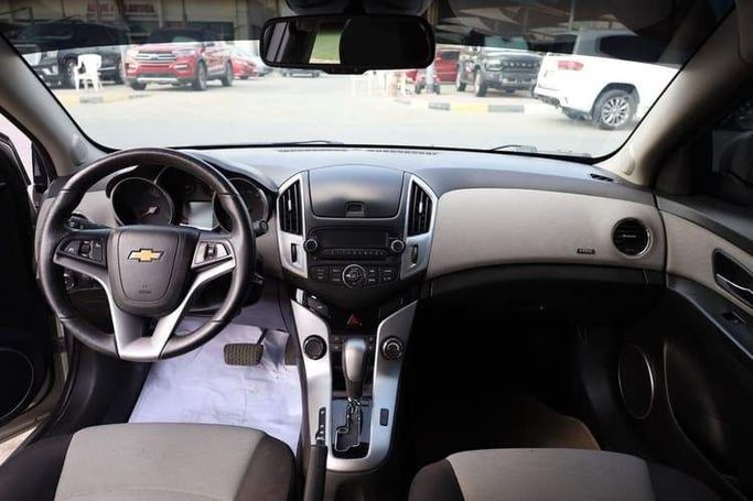 Подержанный Chevrolet Cruze I Рестайлинг, 1.8 л, 2016 в Шардже от OMC Used Cars Серебристый цвет. GCC | AUTO.AE