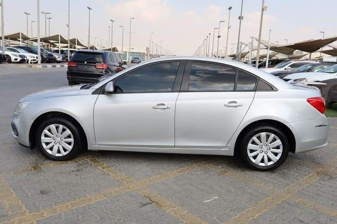 Подержанный Chevrolet Cruze I Рестайлинг, 1.8 л, 2016 в Шардже от OMC Used Cars Серебристый цвет. GCC | AUTO.AE
