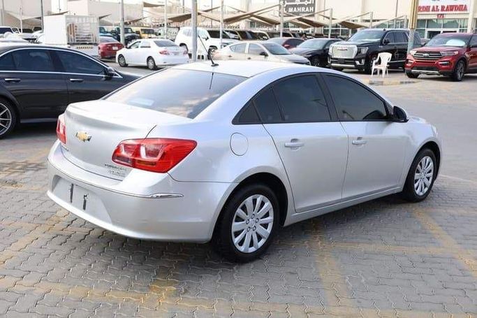 Подержанный Chevrolet Cruze I Рестайлинг, 1.8 л, 2016 в Шардже от OMC Used Cars Серебристый цвет. GCC | AUTO.AE