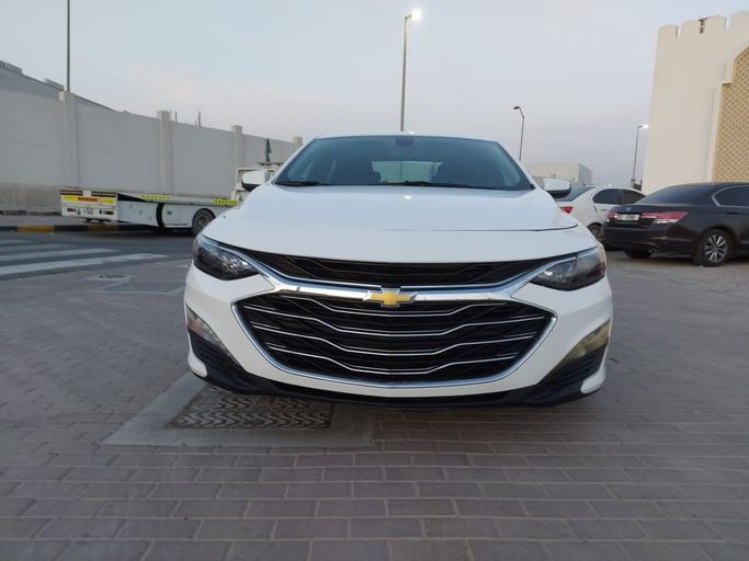 Подержанный Chevrolet Malibu IX Рестайлинг, 1.5 л, 2020 в Шардже от Laqtah Used Cars Белый цвет. Американская | AUTO.AE