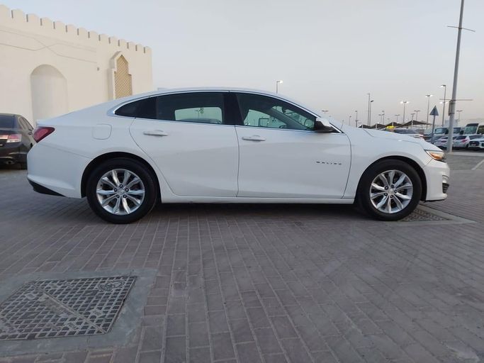 Подержанный Chevrolet Malibu IX Рестайлинг, 1.5 л, 2020 в Шардже от Laqtah Used Cars Белый цвет. Американская | AUTO.AE