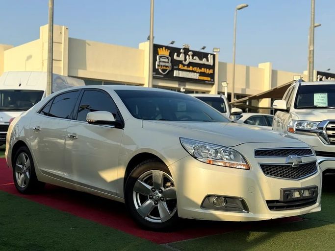 مستعملة Chevrolet Malibu ثامناً, 2.5 l, 2013 في في الشارقة من Al Muhtaref Used Cars، اللون أبيض. مواصفات الخليج | AUTO.AE | إعلان #272367