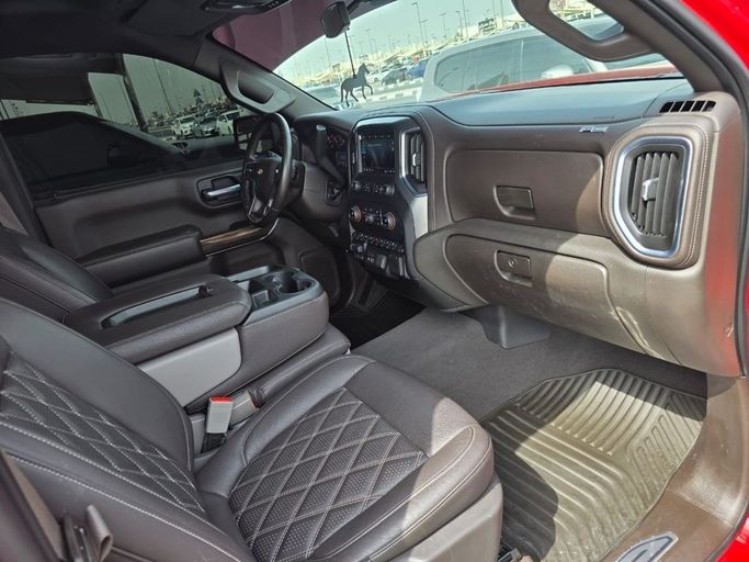 Подержанный Chevrolet Silverado IV (T1XX), 5.3 л, 2021 в Шардже от Rebou Najd Used Cars Красный цвет. GCC | AUTO.AE