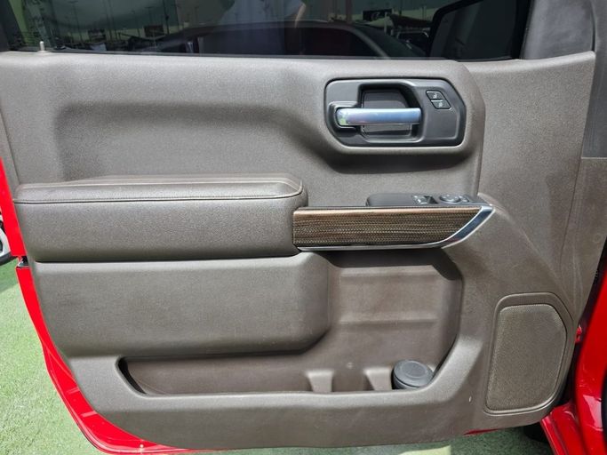 Подержанный Chevrolet Silverado IV (T1XX), 5.3 л, 2021 в Шардже от Rebou Najd Used Cars Красный цвет. GCC | AUTO.AE