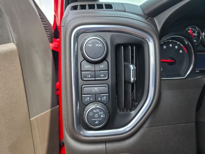 Подержанный Chevrolet Silverado IV (T1XX), 5.3 л, 2021 в Шардже от Rebou Najd Used Cars Красный цвет. GCC | AUTO.AE