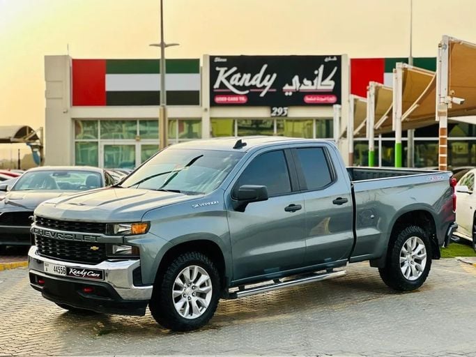 Подержанный Chevrolet Silverado IV (T1XX), 2.7 л, 2021 в Шардже от Kandy Cars Серебристый цвет. Американская | AUTO.AE