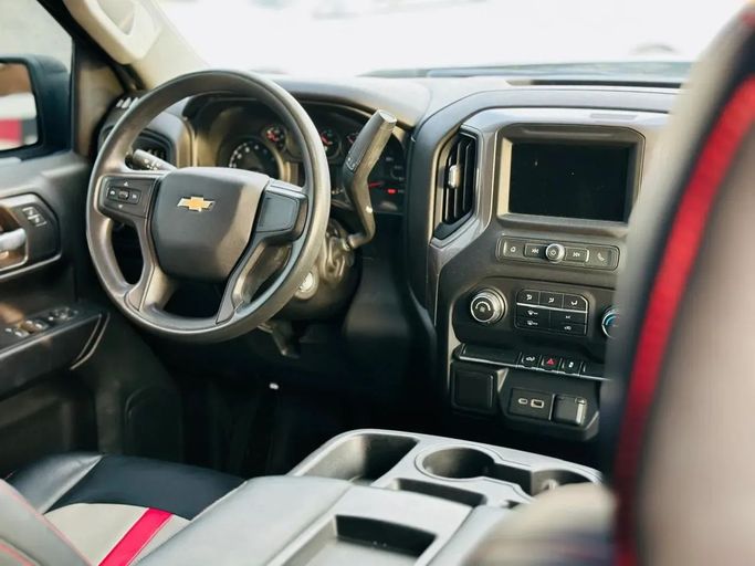 Подержанный Chevrolet Silverado IV (T1XX), 2.7 л, 2021 в Шардже от Kandy Cars Серебристый цвет. Американская | AUTO.AE