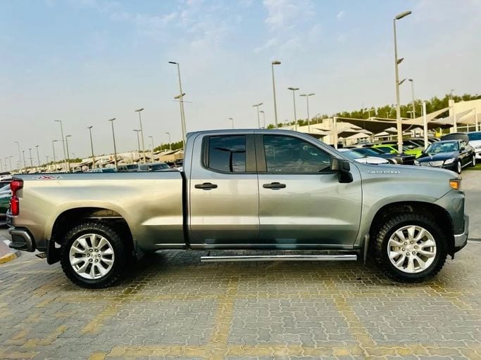 Подержанный Chevrolet Silverado IV (T1XX), 2.7 л, 2021 в Шардже от Kandy Cars Серебристый цвет. Американская | AUTO.AE