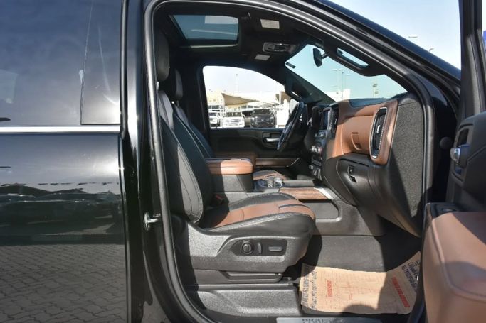 Подержанный Chevrolet Silverado IV (T1XX) Рестайлинг, 3.0 л, 2022 в Шардже от Alfaris Used Cars Черный цвет. Other | AUTO.AE