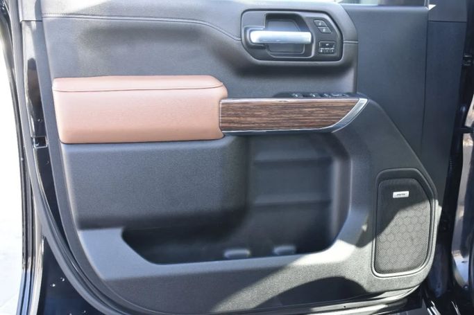 Подержанный Chevrolet Silverado IV (T1XX) Рестайлинг, 3.0 л, 2022 в Шардже от Alfaris Used Cars Черный цвет. Other | AUTO.AE