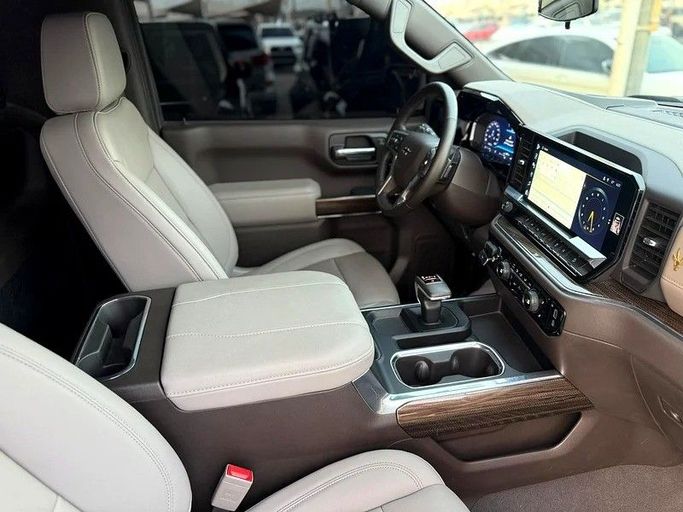 Подержанный Chevrolet Silverado IV (T1XX) Рестайлинг, 5.3 л, 2024 в Шардже от Hayan Alkhudari Used Cars Черный цвет. GCC | AUTO.AE