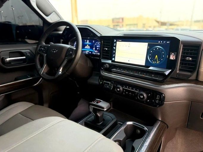 Подержанный Chevrolet Silverado IV (T1XX) Рестайлинг, 5.3 л, 2024 в Шардже от Hayan Alkhudari Used Cars Черный цвет. GCC | AUTO.AE