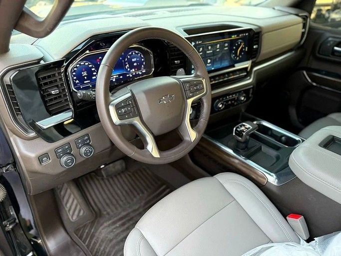 Подержанный Chevrolet Silverado IV (T1XX) Рестайлинг, 5.3 л, 2023 в Шардже от Hayan Alkhudari Used Cars Черный цвет. GCC | AUTO.AE