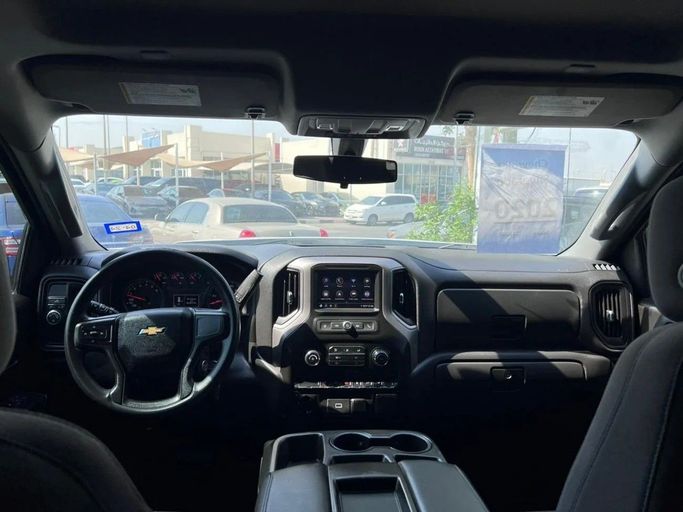 Подержанный Chevrolet Silverado IV (T1XX), 2.7 л, 2020 в Шардже от Tabarak Used Cars Белый цвет. Американская | AUTO.AE