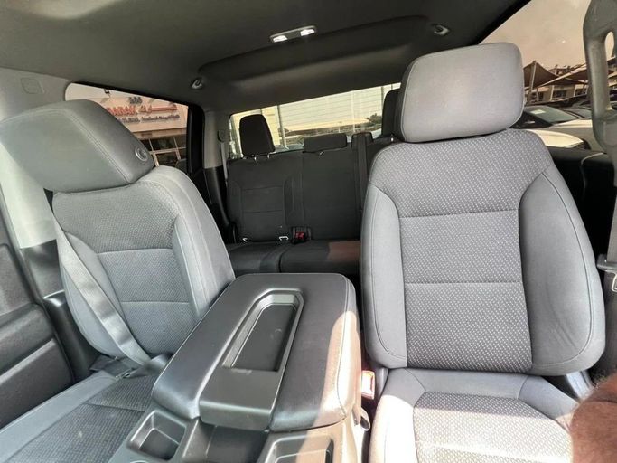 Подержанный Chevrolet Silverado IV (T1XX), 2.7 л, 2020 в Шардже от Tabarak Used Cars Белый цвет. Американская | AUTO.AE