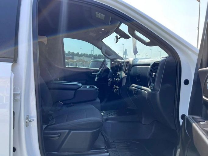 Подержанный Chevrolet Silverado IV (T1XX), 2.7 л, 2020 в Шардже от Tabarak Used Cars Белый цвет. Американская | AUTO.AE