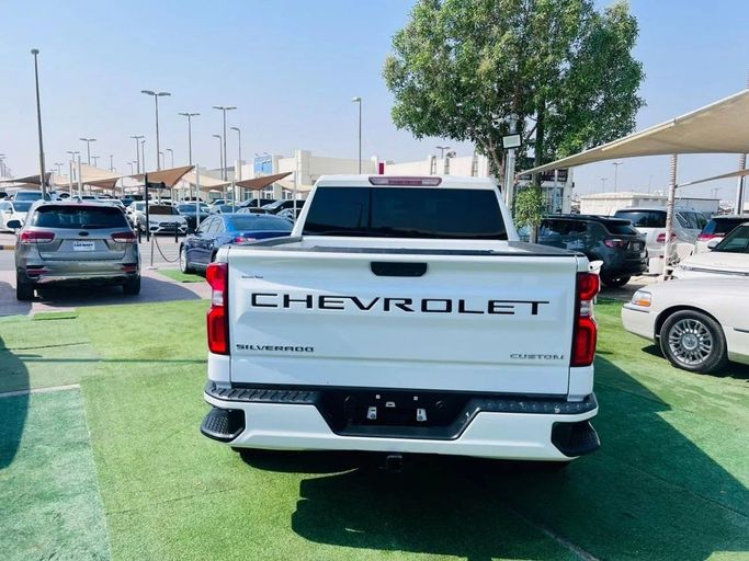 Подержанный Chevrolet Silverado IV (T1XX), 2.7 л, 2020 в Шардже от Tabarak Used Cars Белый цвет. Американская | AUTO.AE