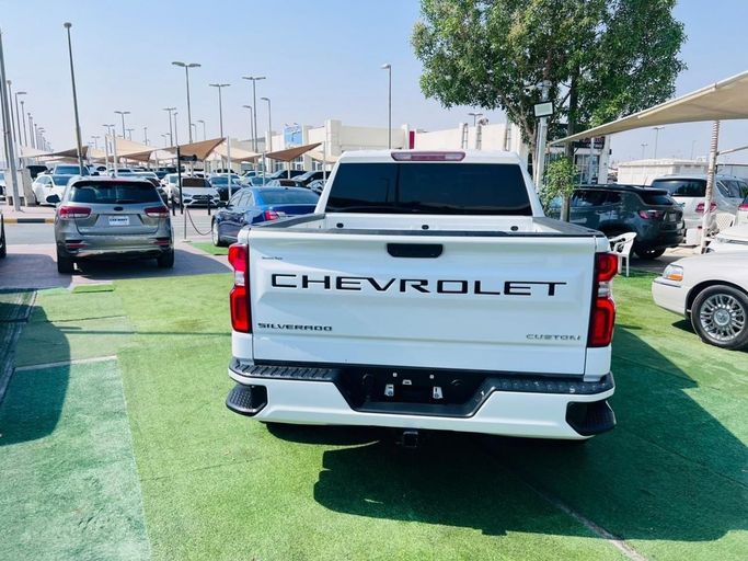 Подержанный Chevrolet Silverado IV (T1XX), 2.7 л, 2020 в Шардже от Tabarak Used Cars Белый цвет. Американская | AUTO.AE
