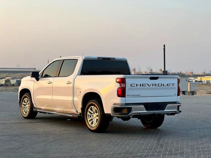 Used Chevrolet Silverado IV (T1XX), 5.3 l, 2020 in Sharjah by Al Rukin Al Saudi, White color. GCC Specs | AUTO.AE