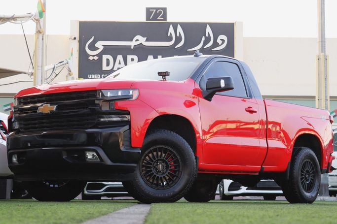 Подержанный Chevrolet Silverado IV (T1XX), 6.2 л, 2019 в Шардже от Dar Al Hay Used Cars Красный цвет. Other | AUTO.AE