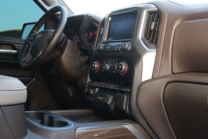 Подержанный Chevrolet Silverado IV (T1XX), 6.2 л, 2019 в Шардже от Dar Al Hay Used Cars Красный цвет. Other | AUTO.AE