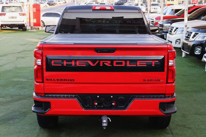 Подержанный Chevrolet Silverado IV (T1XX), 6.2 л, 2019 в Шардже от Dar Al Hay Used Cars Красный цвет. Other | AUTO.AE