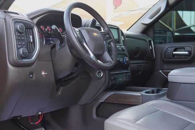 Подержанный Chevrolet Silverado IV (T1XX), 6.2 л, 2019 в Шардже от Dar Al Hay Used Cars Красный цвет. Other | AUTO.AE