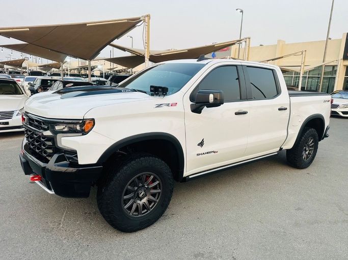 Подержанный Chevrolet Silverado IV (T1XX) Рестайлинг, 6.2 л, 2024 в Шардже от Titanium Used Cars Белый цвет. GCC | AUTO.AE