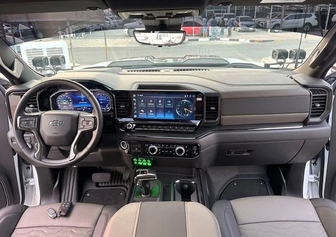 Подержанный Chevrolet Silverado IV (T1XX) Рестайлинг, 6.2 л, 2024 в Шардже от Titanium Used Cars Белый цвет. GCC | AUTO.AE