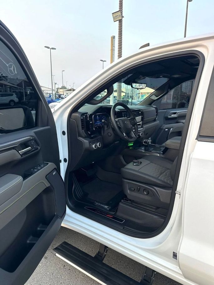 Подержанный Chevrolet Silverado IV (T1XX) Рестайлинг, 6.2 л, 2024 в Шардже от Titanium Used Cars Белый цвет. GCC | AUTO.AE