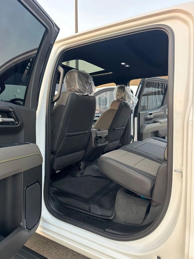 Подержанный Chevrolet Silverado IV (T1XX) Рестайлинг, 6.2 л, 2024 в Шардже от Titanium Used Cars Белый цвет. GCC | AUTO.AE