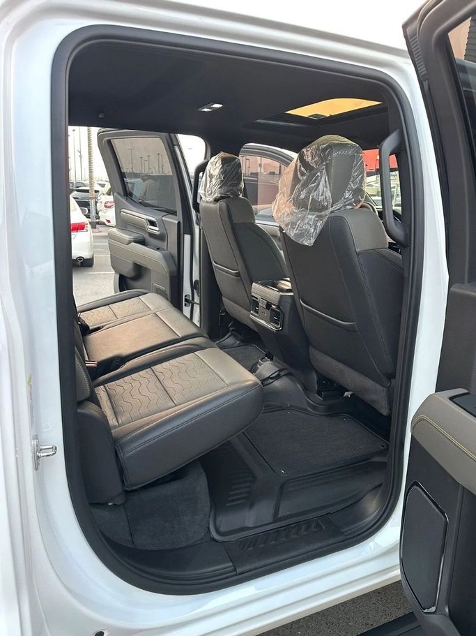 Подержанный Chevrolet Silverado IV (T1XX) Рестайлинг, 6.2 л, 2024 в Шардже от Titanium Used Cars Белый цвет. GCC | AUTO.AE