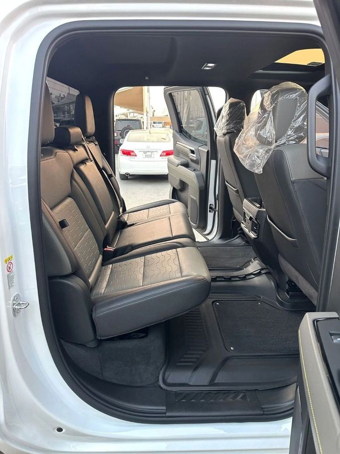 Подержанный Chevrolet Silverado IV (T1XX) Рестайлинг, 6.2 л, 2024 в Шардже от Titanium Used Cars Белый цвет. GCC | AUTO.AE