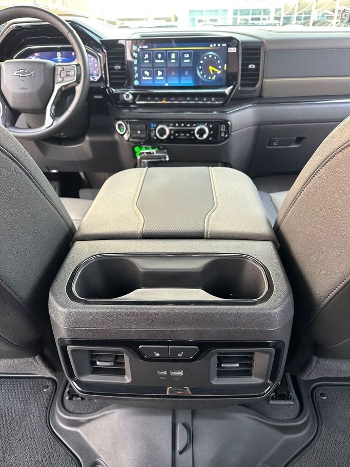 Подержанный Chevrolet Silverado IV (T1XX) Рестайлинг, 6.2 л, 2024 в Шардже от Titanium Used Cars Белый цвет. GCC | AUTO.AE