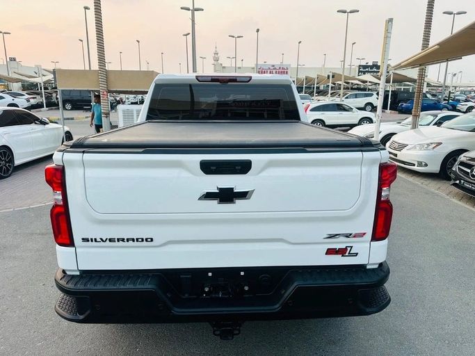 Подержанный Chevrolet Silverado IV (T1XX) Рестайлинг, 6.2 л, 2024 в Шардже от Titanium Used Cars Белый цвет. GCC | AUTO.AE