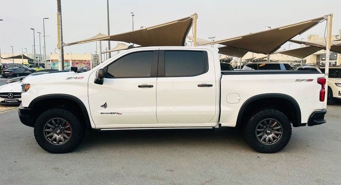 Подержанный Chevrolet Silverado IV (T1XX) Рестайлинг, 6.2 л, 2024 в Шардже от Titanium Used Cars Белый цвет. GCC | AUTO.AE