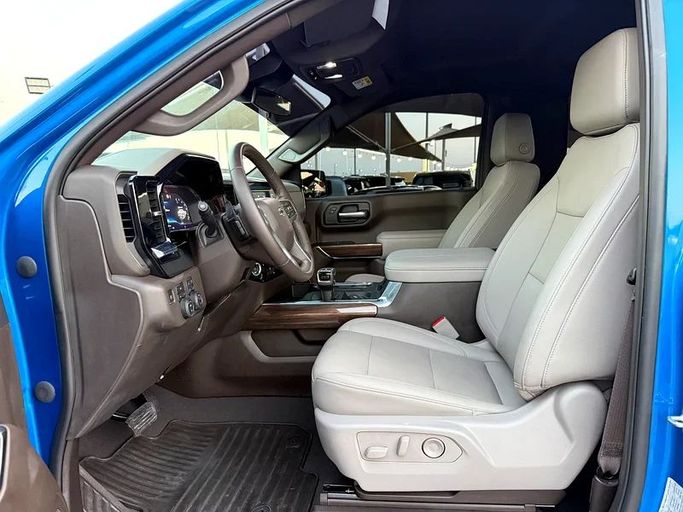 Подержанный Chevrolet Silverado IV (T1XX) Рестайлинг, 3.0 л, 2023 в Шардже от Hamsat Waad Синий цвет. GCC | AUTO.AE